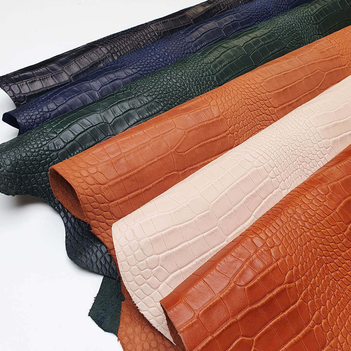 Peau entière de cuir de basane imitation crocodile verte, tannage végétal, finition aniline, produit de haute qualité.