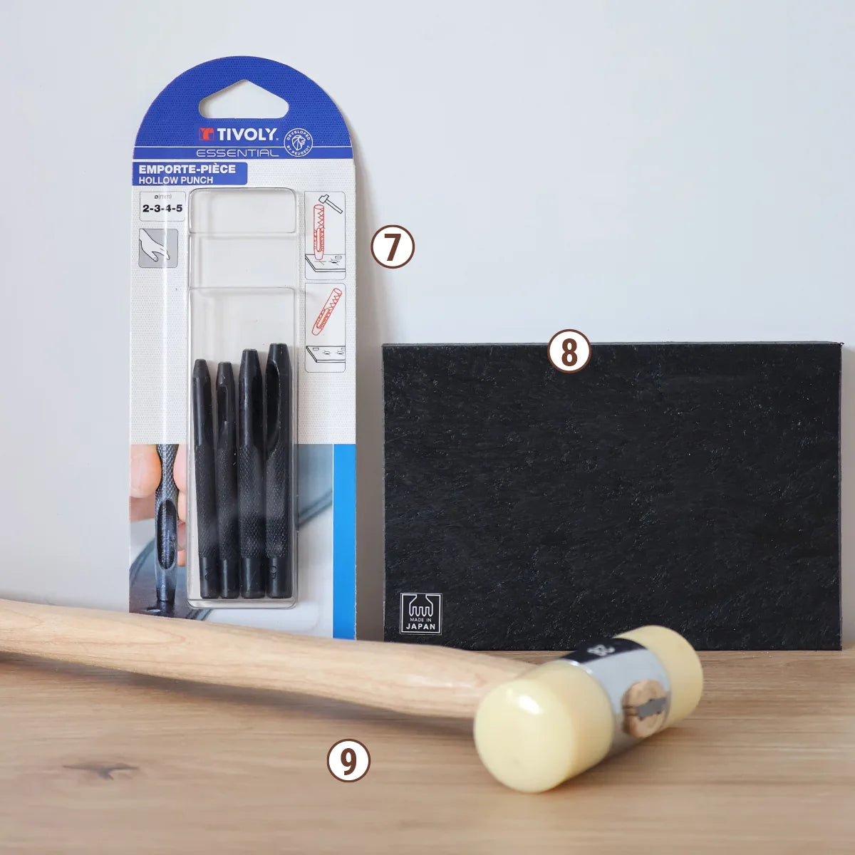 Kit d'outils Deco Cuir pour débuter le travail du cuir avec accessoires et formation en ligne, visible dans la photo.