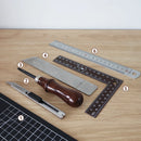 Kit d'outils Deco Cuir pour débutants avec formation en ligne, comprenant marteaux, aiguilles et accessoires pour travailler le cuir.