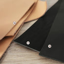 Kit d'outils Deco Cuir pour débuter le travail du cuir avec formation en ligne, comprenant divers outils pour la maroquinerie.