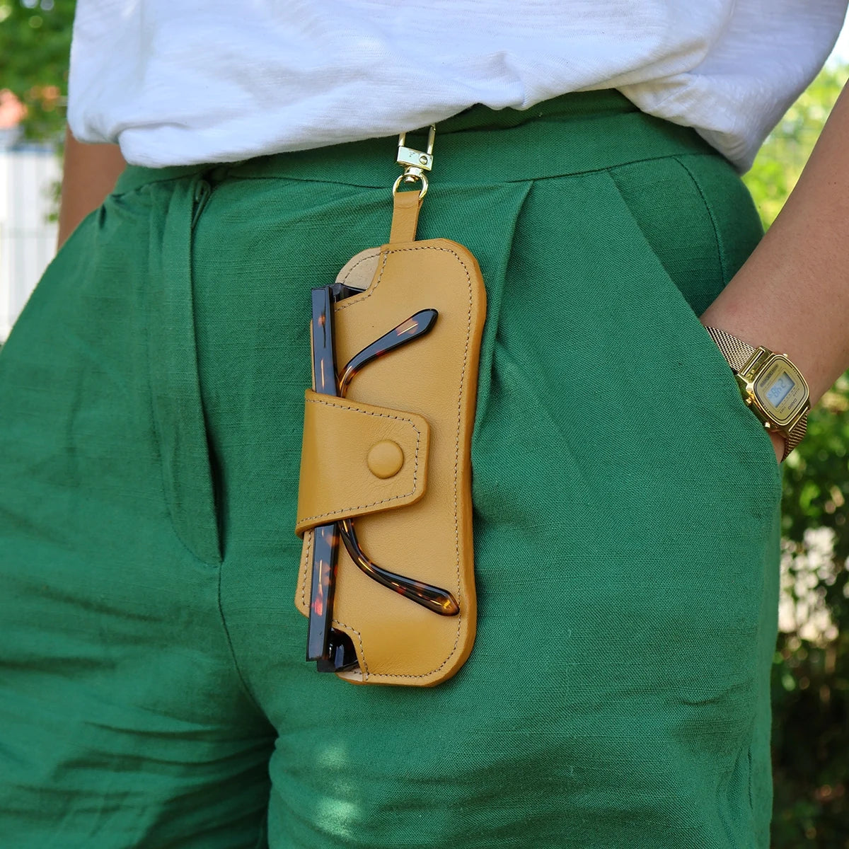 Licence commerciale pour patron d'étui à lunettes en cuir Deco Cuir, image d’un étui à lunettes de soleil en cuir.