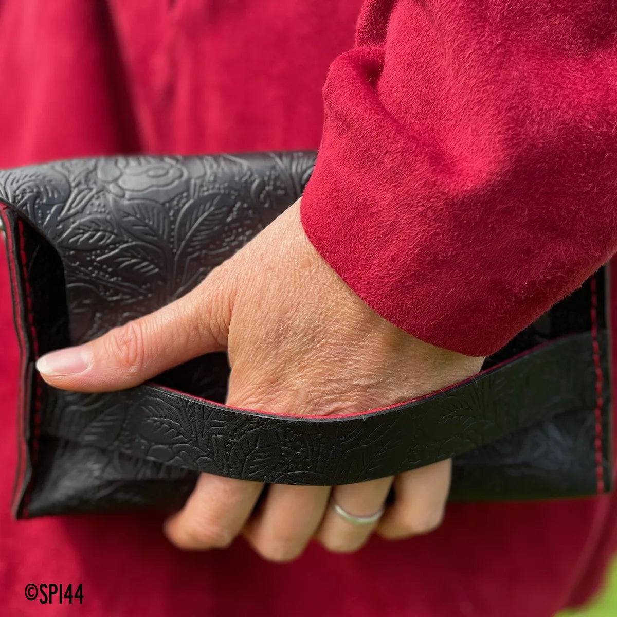 Pochette en cuir de basane entière noire avec impression florale, fabriquée en France, en cuir aniline de haute qualité.