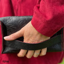 Pochette en cuir de basane entière noire avec impression florale, fabriquée en France, en cuir aniline de haute qualité.