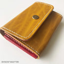 Petit porte-cartes en cuir de collet tannage végétal jaune, aspect sauvage et naturel, fabriqué par Autres.