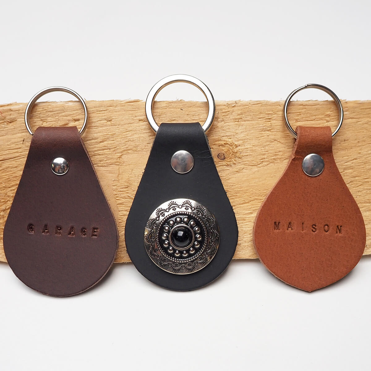 Découpe de cuir Médaille pour porte-clés en cuir teinté avec rivets, par Deco Cuir, montrant la finition et la texture du cuir.