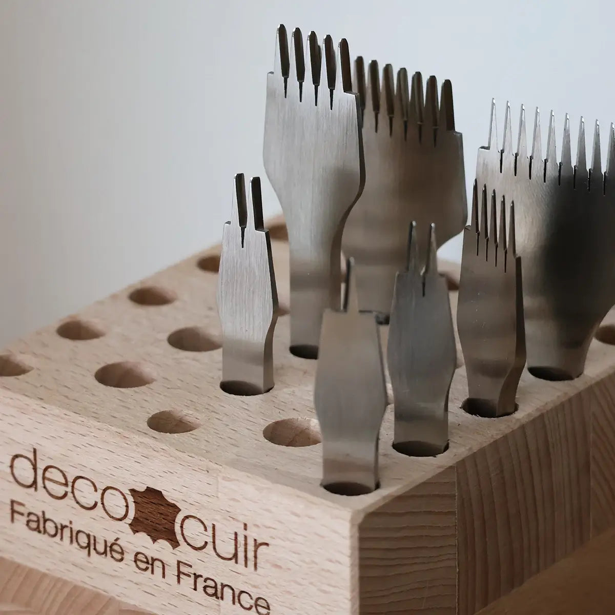 Rangement en bois pour matoirs Deco Cuir, petit modèle, outil d'organisation en bois pour rangement d'outils de maroquinerie.