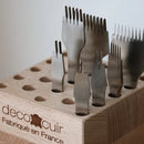 Rangement en bois pour matoirs Deco Cuir, petit modèle, outil d'organisation en bois pour rangement d'outils de maroquinerie.