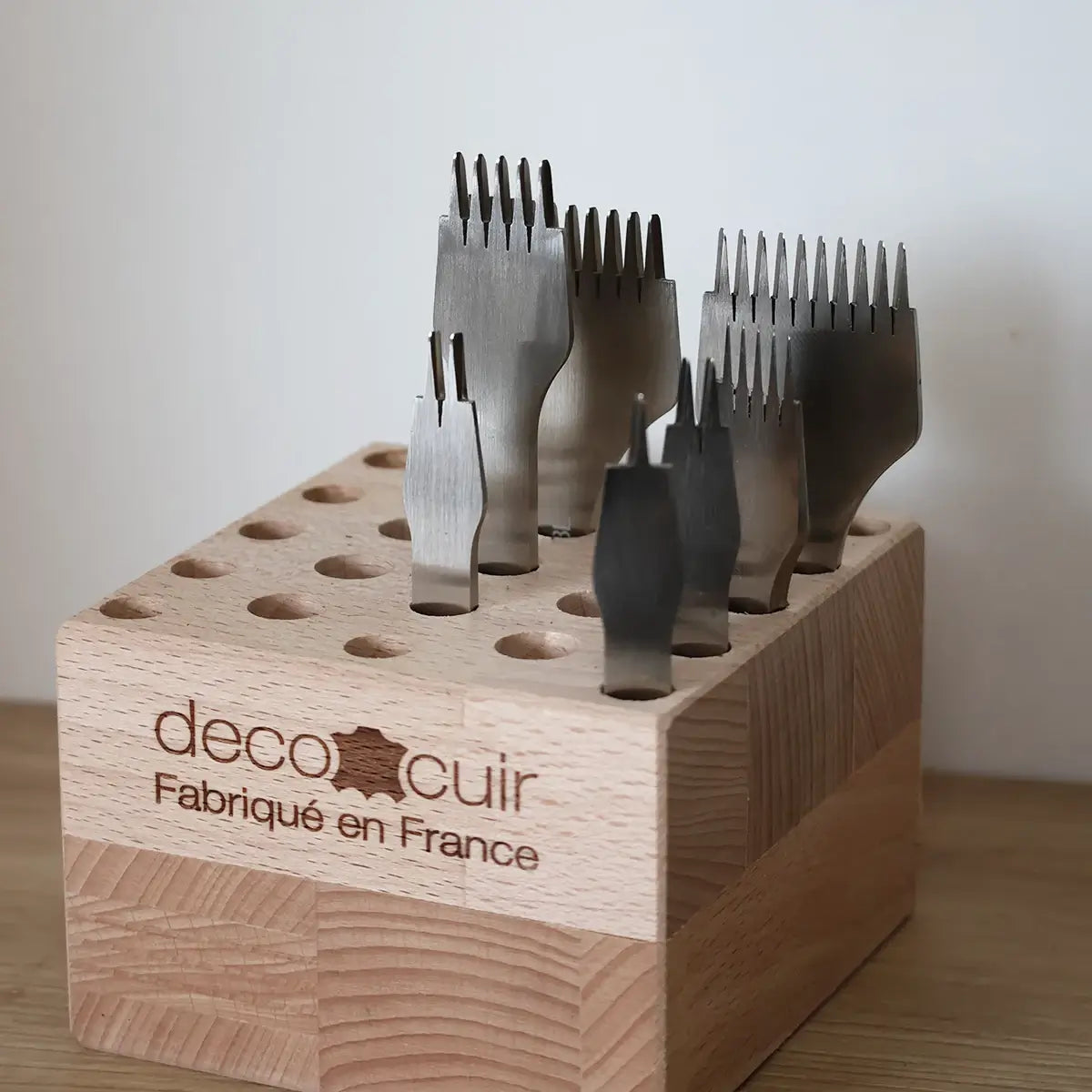 Rangement en bois pour matoirs Deco Cuir, petit modèle, outil d'organisation en bois pour accessoires de maroquinerie.