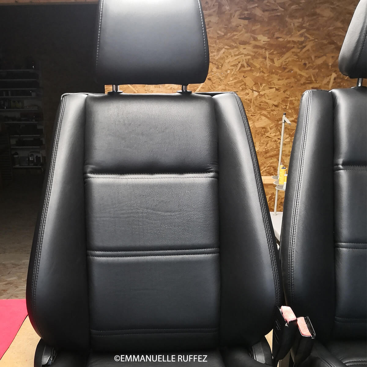 Peau de cuir de veau noir SATINLYS pour siège auto, texture douce et finition satinée visible sur l'image.