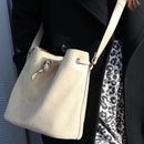 Kit DIY pour créer un sac seau en cuir doré avec couture à la machine, de la marque Deco Cuir, pour une création personnalisée.