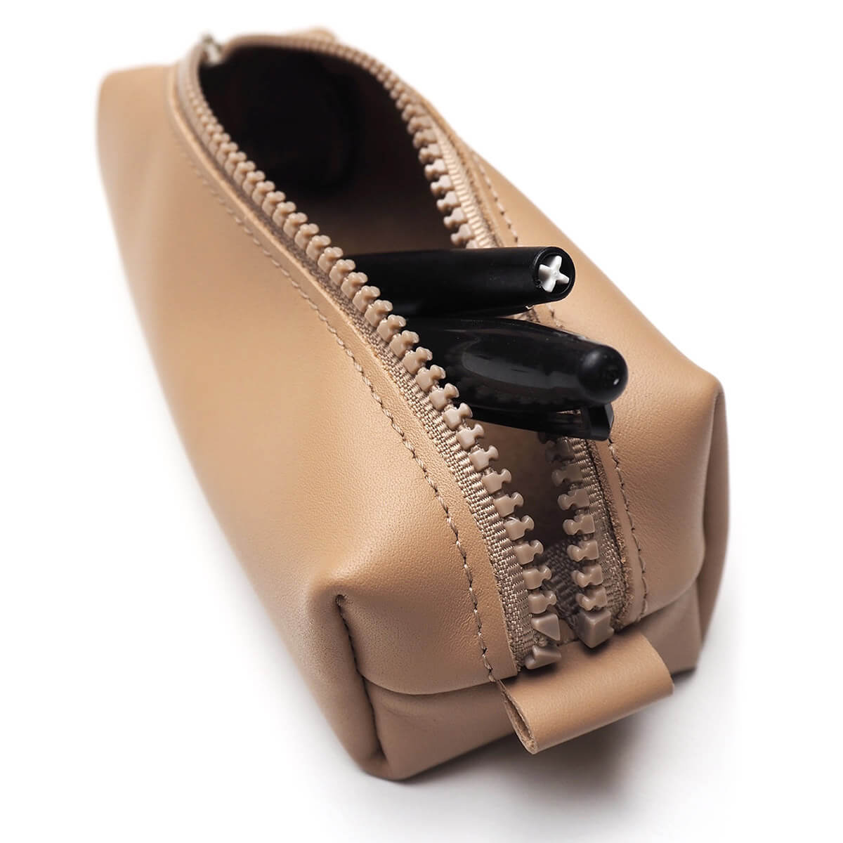 Fermeture à glissière séparable en plastique beige de 6 mm, pour couture et maroquinerie, image d'une trousse en cuir.
