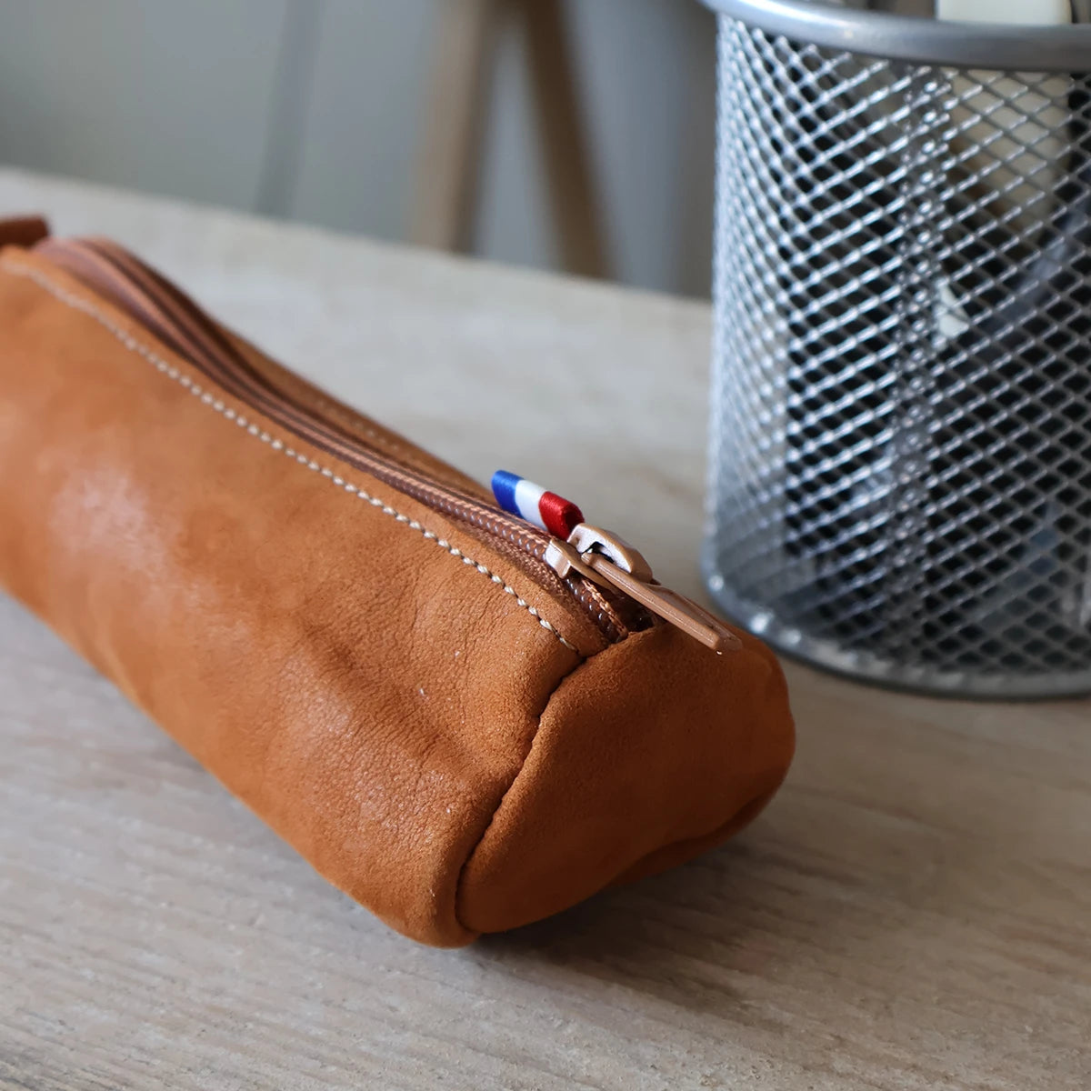 Trousse ronde en cuir noire, kit DIY de Deco Cuir avec outils et matériaux pour création artisanale.