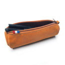 Trousse ronde en cuir, kit DIY de la marque Deco Cuir, montrée avec matériaux et outils pour création artisanale.