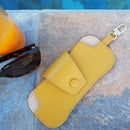 Morceau de cuir jaune moutarde Satinlys pour création d'étuis à lunettes, texture lisse et finition élégante.