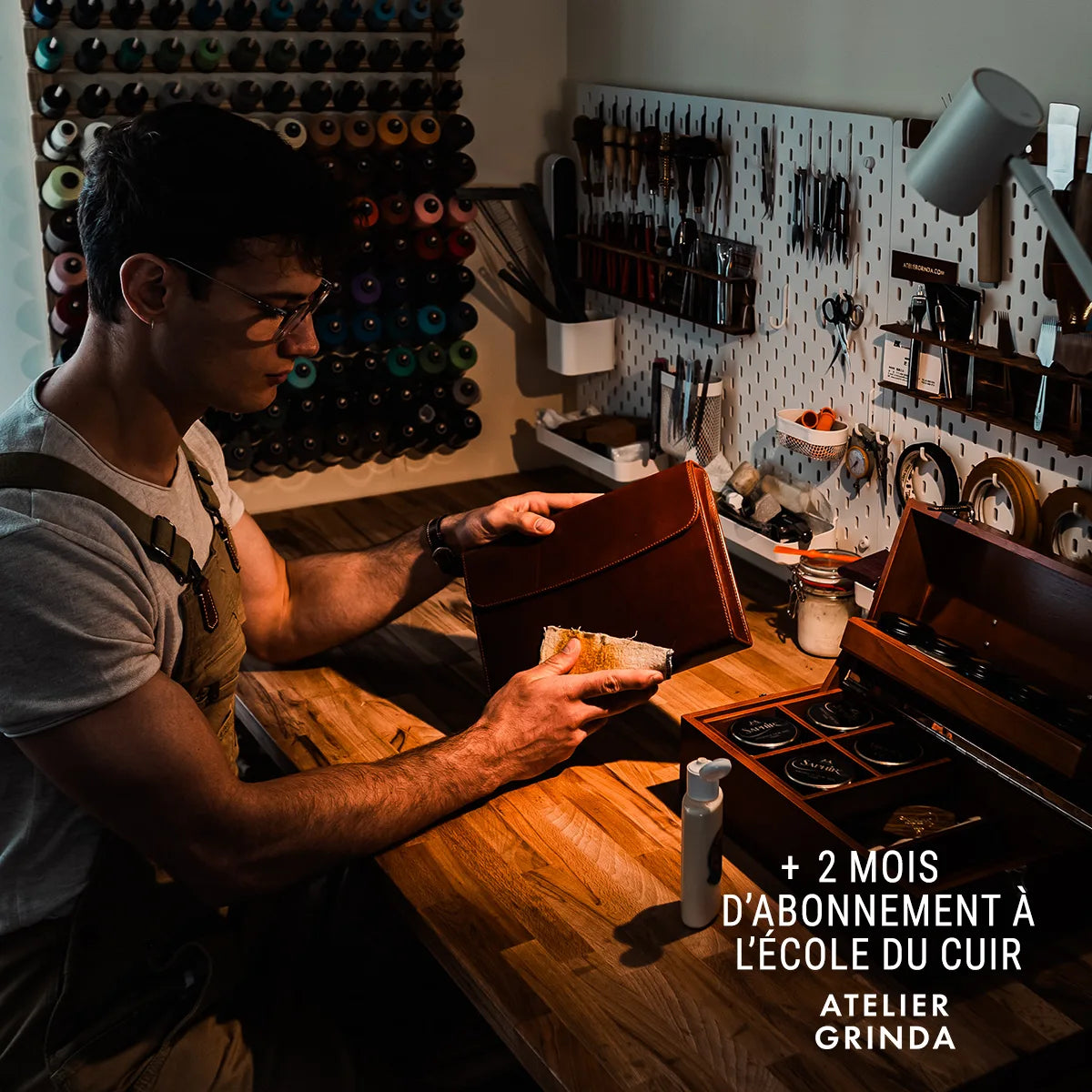 Kit d'outils et formation en ligne pour débuter le travail du cuir, avec outils Deco Cuir, destiné aux débutants.