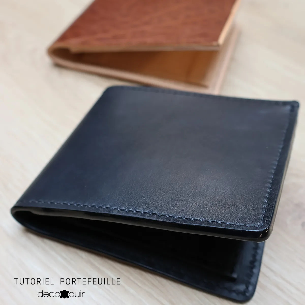 Morceau de cuir noir Satinlys, utilisé dans un tutoriel de portefeuille en cuir, avec texture lisse et finition élégante.