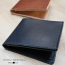Morceau de cuir noir Satinlys, utilisé dans un tutoriel de portefeuille en cuir, avec texture lisse et finition élégante.