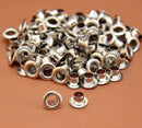 Lot de 100 œillets ouverture en étoile Deco Cuir, diamètre 4mm, accessoires pour cuir avec finition nickelée.