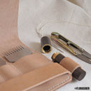 Boîte en bois et laiton pour aiguilles à coudre de la marque Deco Cuir, avec compartiments pour accessoires de mercerie.