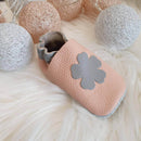 Morceau de cuir GRANITE rose pastel, matériau souple et texturé, utilisé pour la maroquinerie ou la couture.