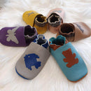 Kit de fabrication de chaussons en cuir pour bébé avec motif ours, couleur bleu pastel et fauve, par Deco Cuir.