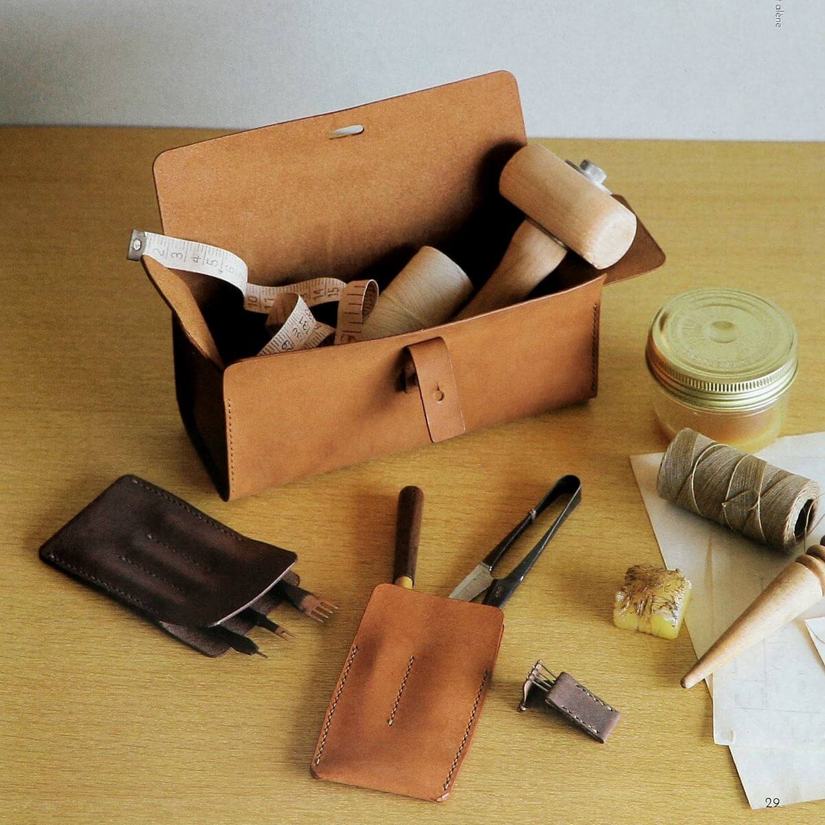 Livre "24 accessoires en cuir" d'Urukust, édition de Saxe, montrant la couverture avec des accessoires en cuir artisanaux.