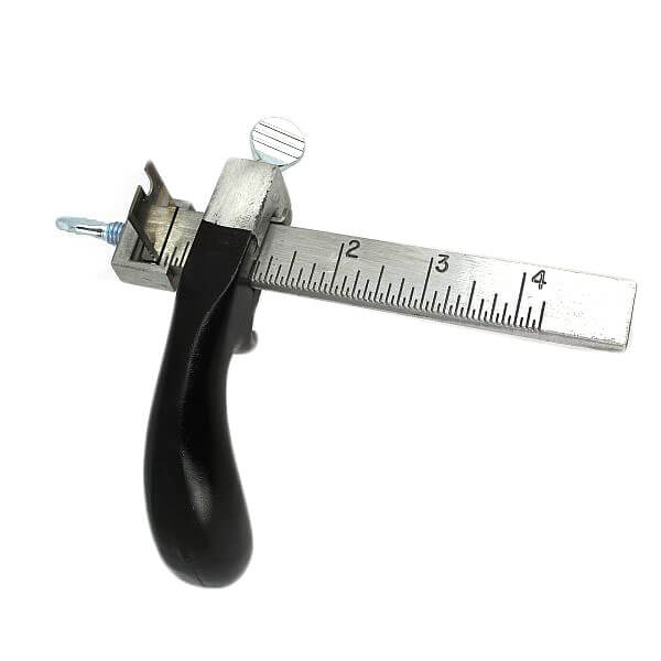 Outils de coupe de lanières en cuir et métal de la marque Ivan, avec lame précise pour découper le cuir.