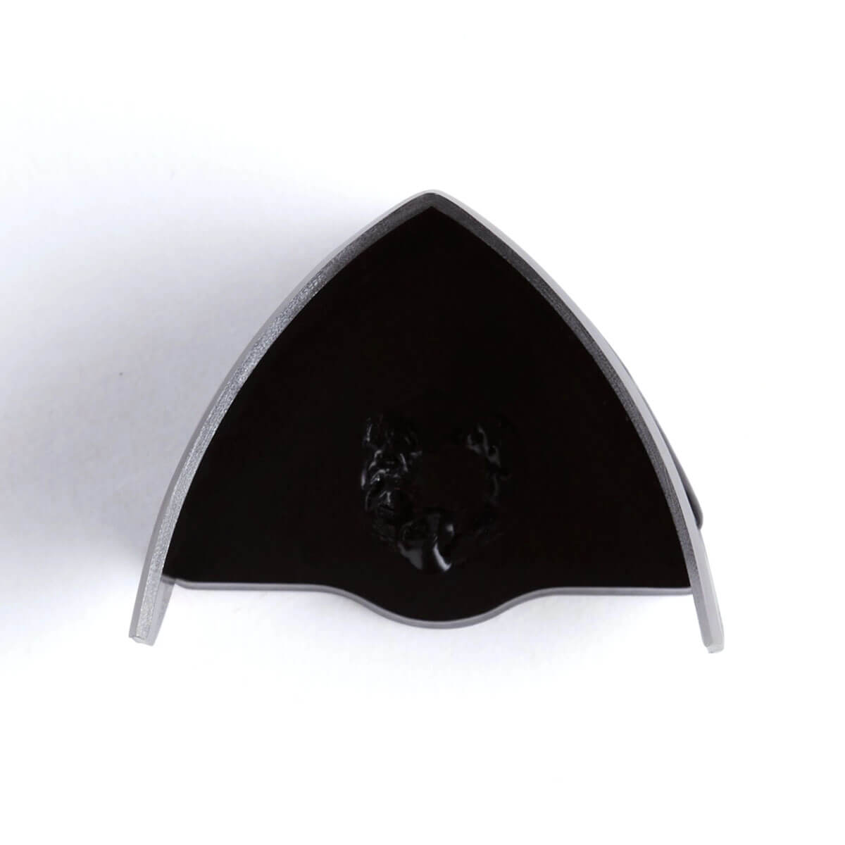 Outil emporte-pièce à frapper à bout ogive pour cuir, marque Tandy Leather, utilisé pour créer des motifs sur la ceinture.