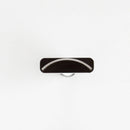 Outil Emporte-pièce à frapper Tandy Leather pour coins arrondis, outil pour cuir, vue de face avec emporte-pièce en action