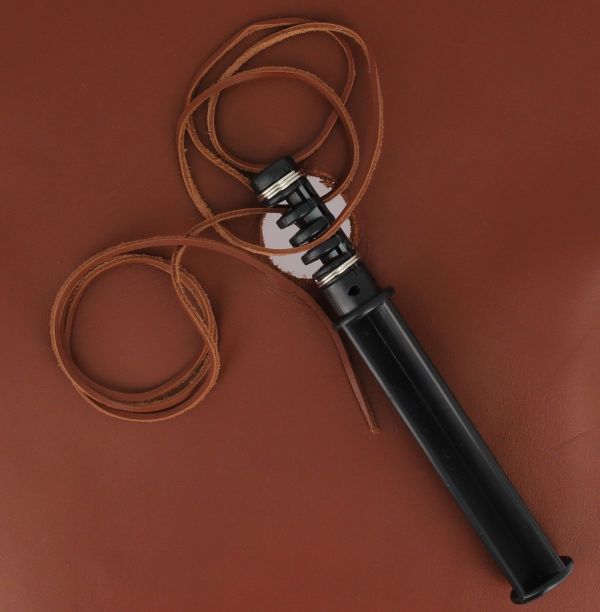 Outils coupe lacets économique de la marque Autres, dispositif pour couper facilement les lacets ou cordons.