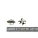 Coulissant FLEUR DE LYS en argent vieilli, lanière de 10 mm, pour créations de bijoux, visible en détail sur la photo.