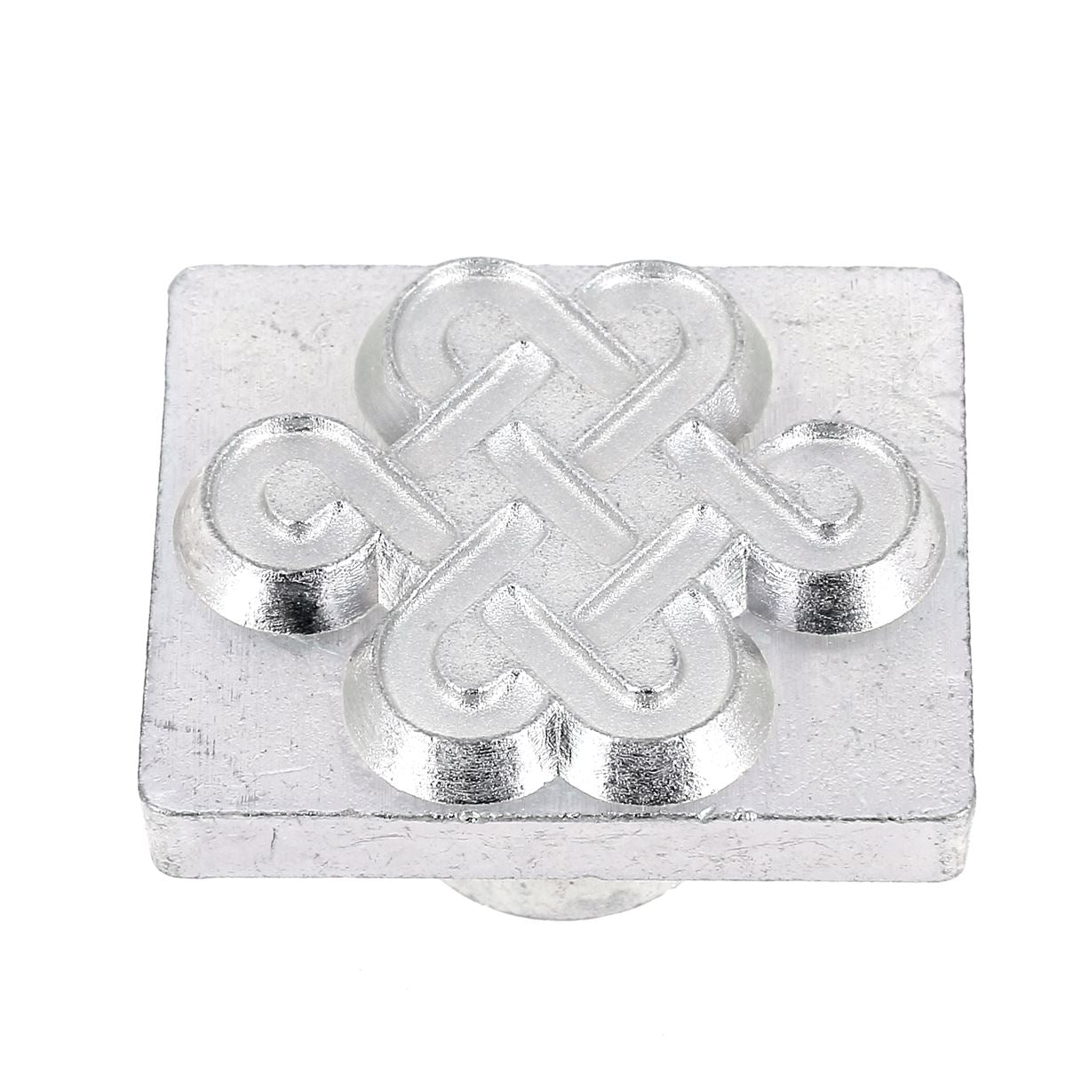 Outil Matoir 3D Tandy Leather pour réaliser des nœuds celtiques, visible avec motif en relief sur la surface en bois.