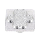 Outil Matoir 3D Tandy Leather pour réaliser des nœuds celtiques, visible avec motif en relief sur la surface en bois.