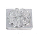 Outil Matoir 3D Ivan pour créer une fleur de lotus en relief, vue de face sur l'outil en plastique blanc.