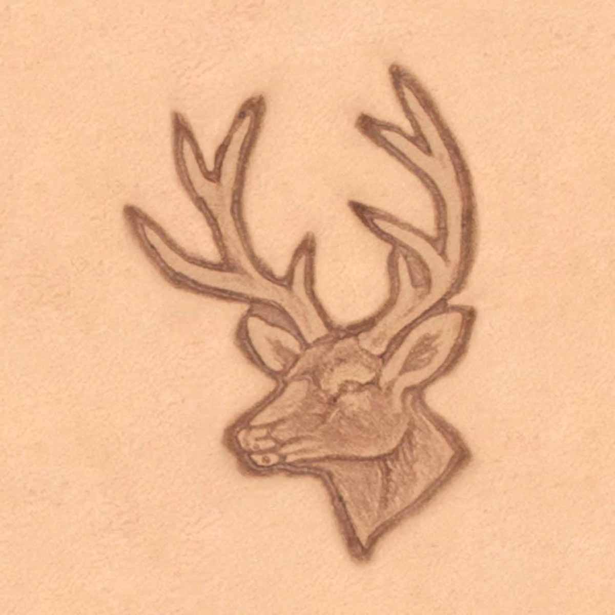 Outil Matoir 3D Tandy Leather pour modeler une tête de cerf de Virginie en cuir, image montrant l'outil en action.