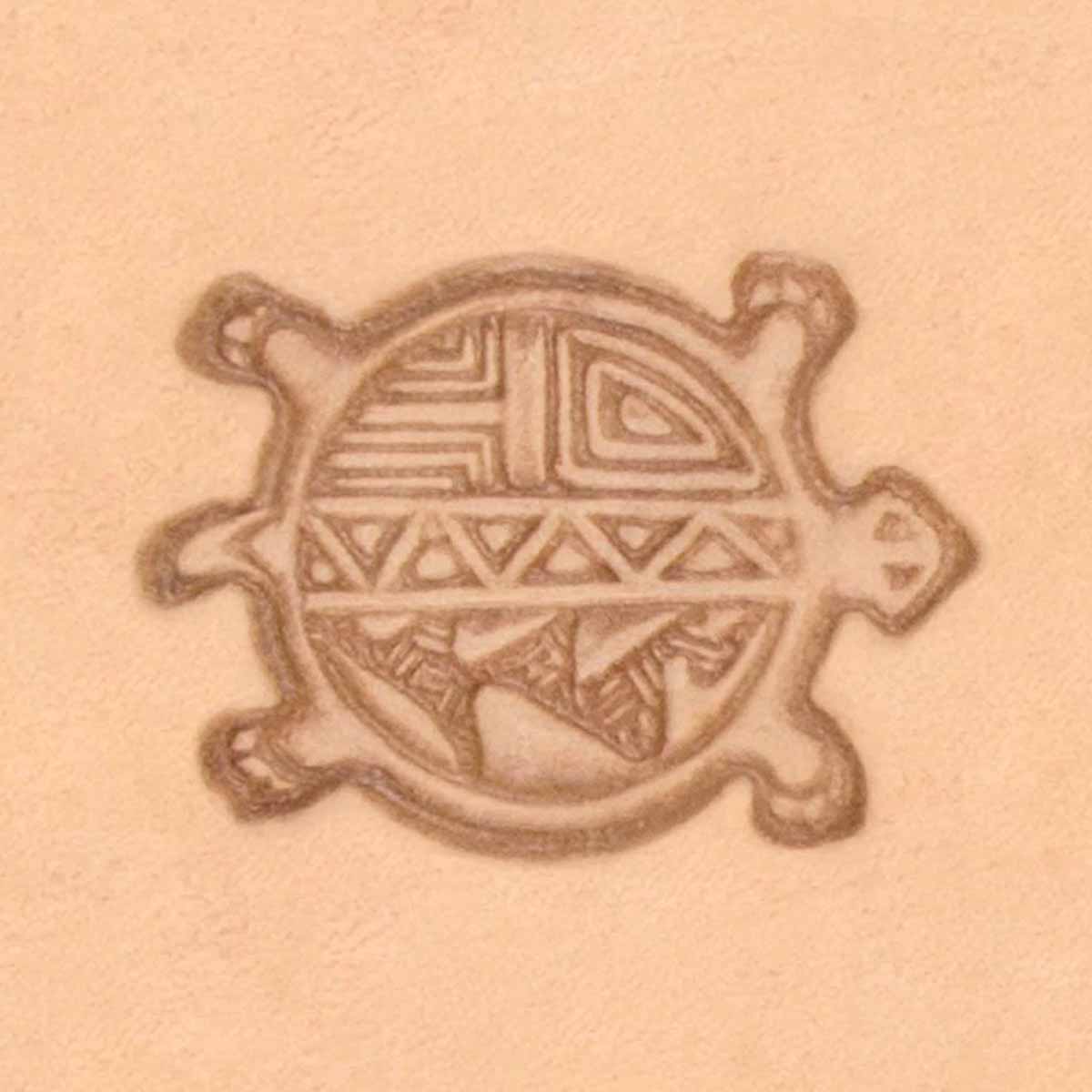 Outil Matoir 3D Tandy Leather pour créer une tortue ethnique en relief sur cuir, design détaillé et artisanal.