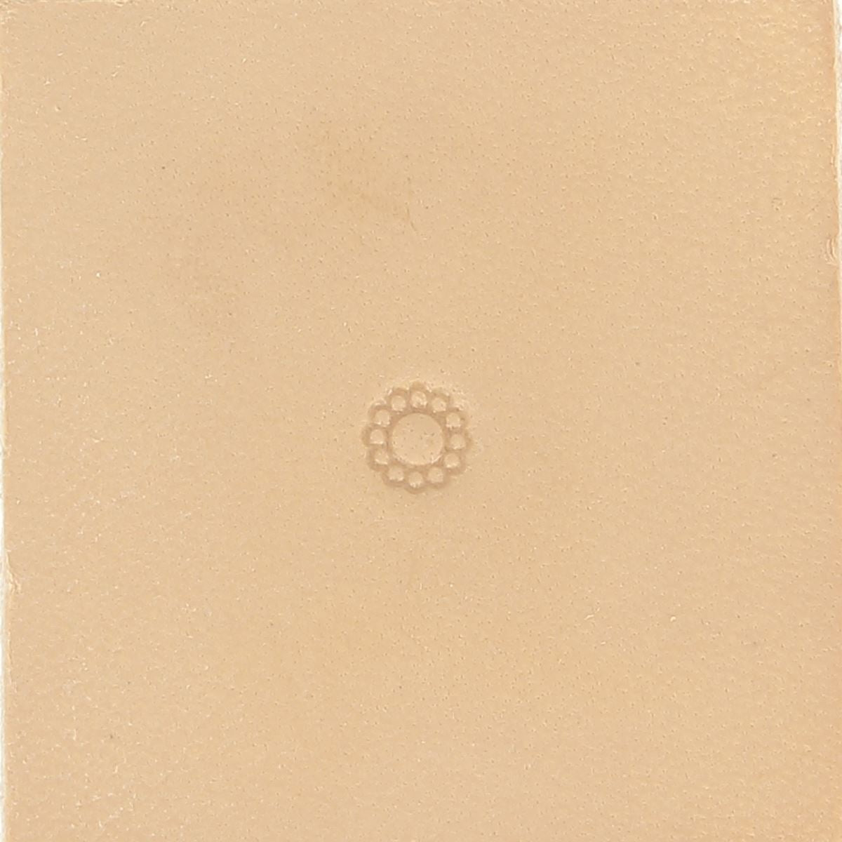 Matoir sur manche Oka avec fond à 13 ronds de 5mm, outil robuste pour travaux de menuiserie et finition.