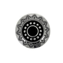 Concho à visser rond Tiare de 30mm en nickelé, accessoire pour bijoux ou vêtements, avec pierre noire visible.