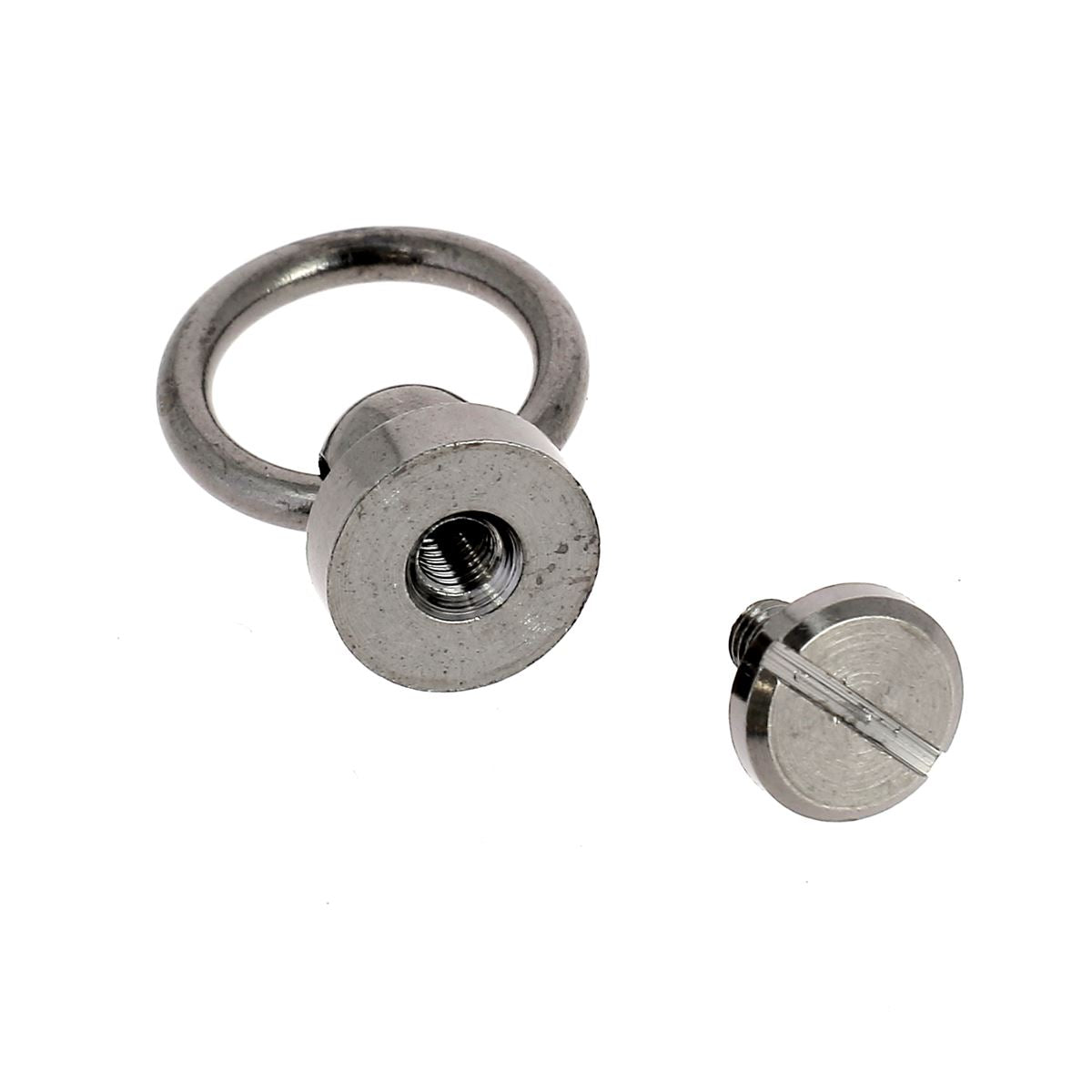 Bouton de col avec anneau en laiton de 11 mm, accessoire de mode, montré avec détail sur un fond neutre