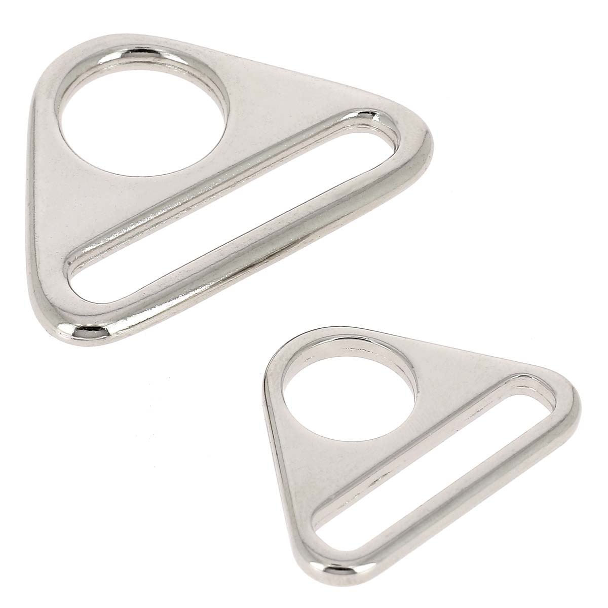 Anneau triangle en nickel, pièce de bouclerie, avec finition métallique brillante.