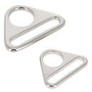 Anneau triangle en nickel, pièce de bouclerie, avec finition métallique brillante.