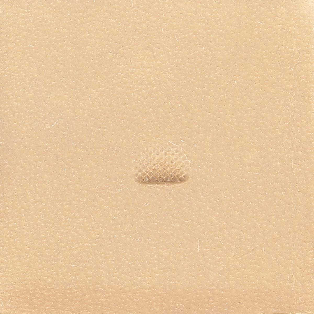 Outil Matoir sur manche Oka, beveler gros quadrillage 6,6mm, pour travail du cuir, image montrant la surface du beveler B702