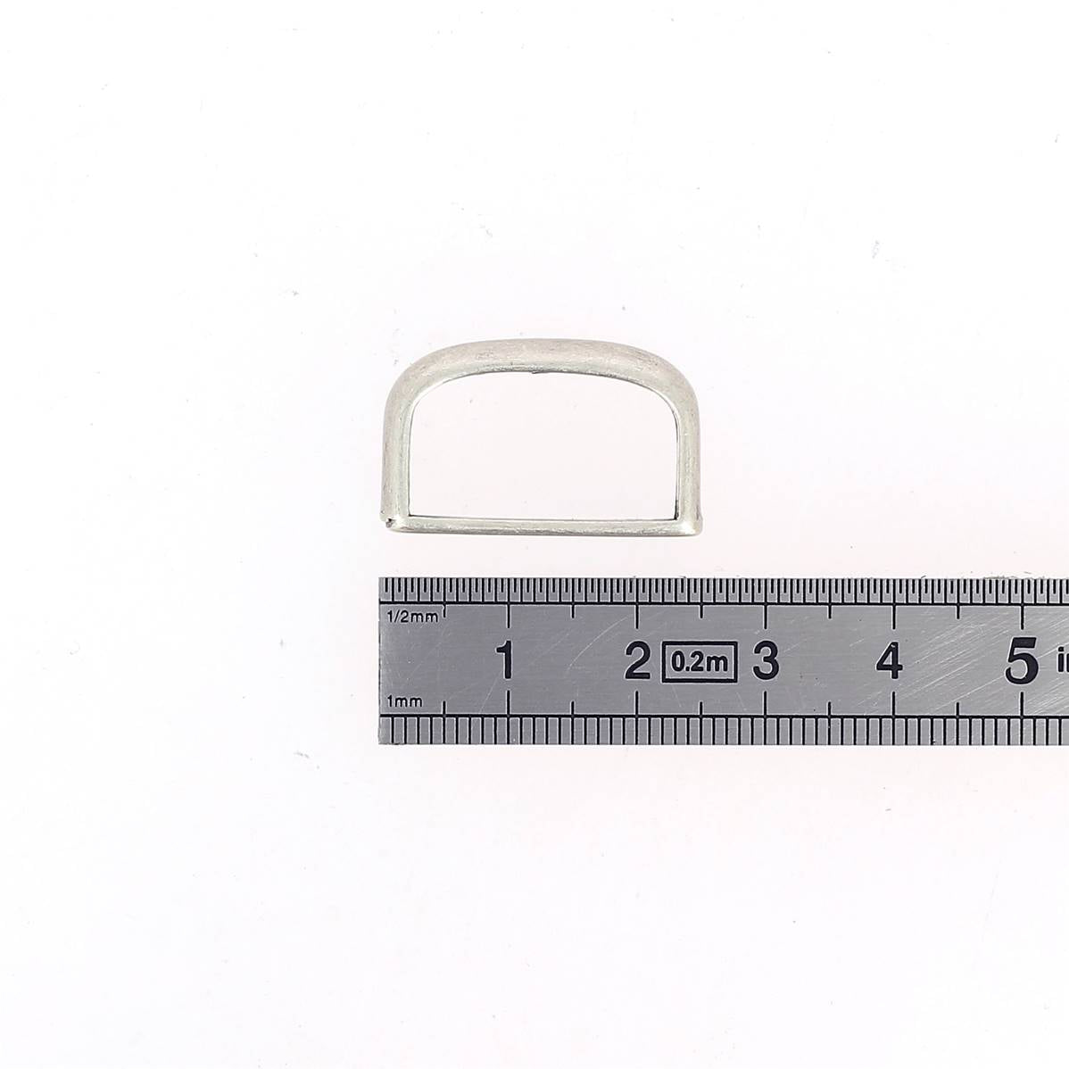 Passant de ceinture en zamac avec boucle en cuir, accessoire de ceinture élégant et durable.