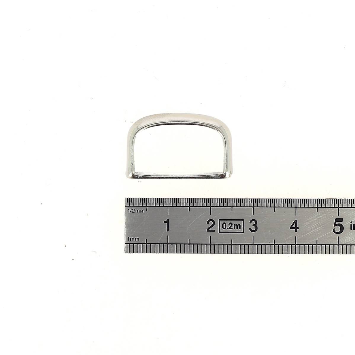 Passant de ceinture en zamac avec boucle en cuir, accessoire pour ceinture, finition métallique élégante.