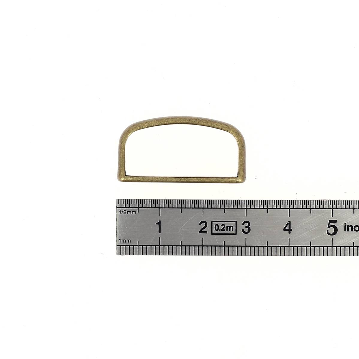 Passant de ceinture en zamac avec boucle en cuir, accessoire pour ceinture, finition métallique, design élégant.