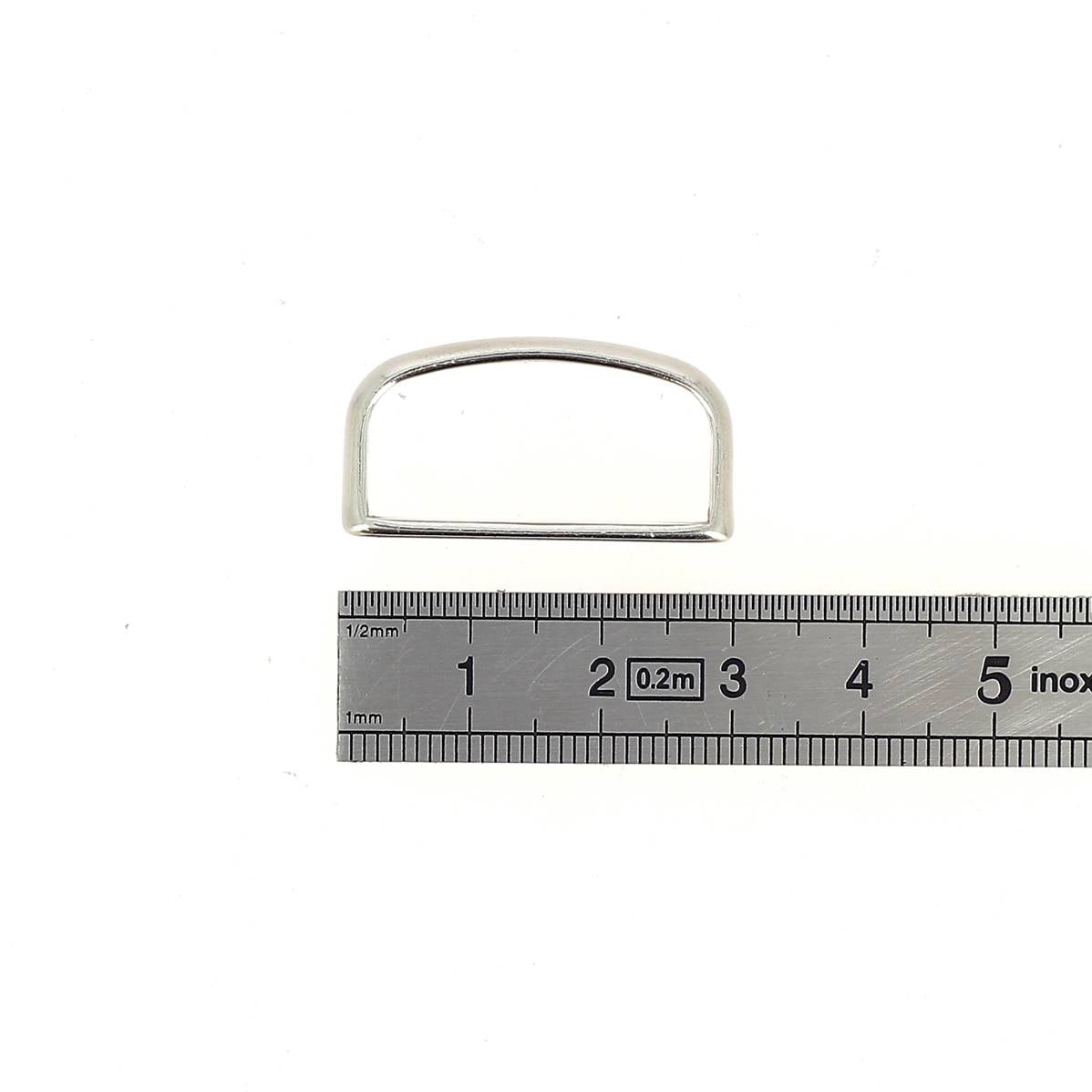 Passant de ceinture en zamac avec boucle en cuir, accessoire pour ceinture, finition métallique, image montrant le détail du produit