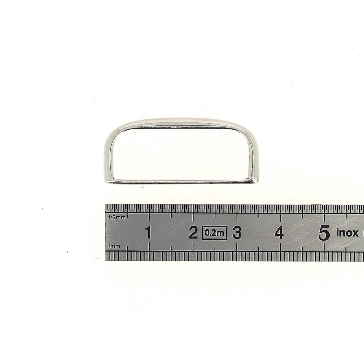 Passant de ceinture en zamac avec boucle en cuir, accessoire pour ceinture, finition métallique, design élégant.