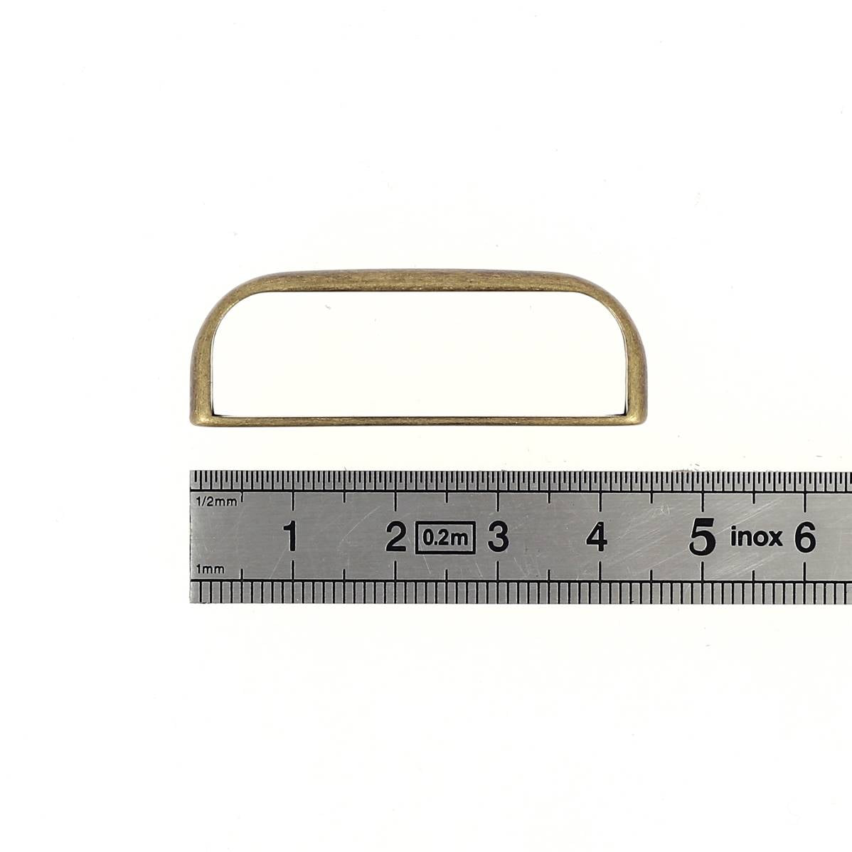 Passant de ceinture en zamac avec boucle en cuir, accessoire de ceinture élégant et durable.