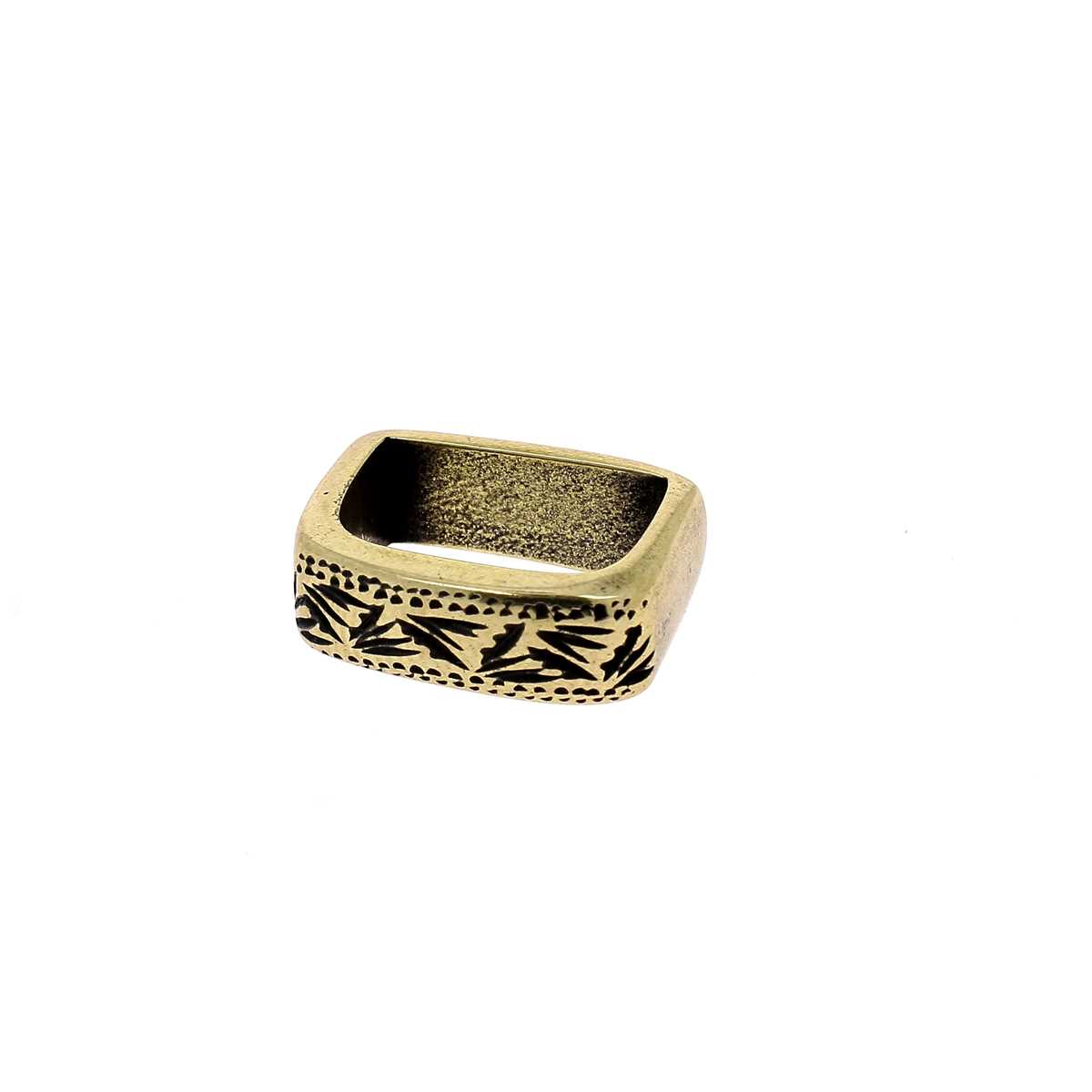 Passant de ceinture en bouclerie PAO avec boucle en métal, pour ceintures élégantes et résistantes.