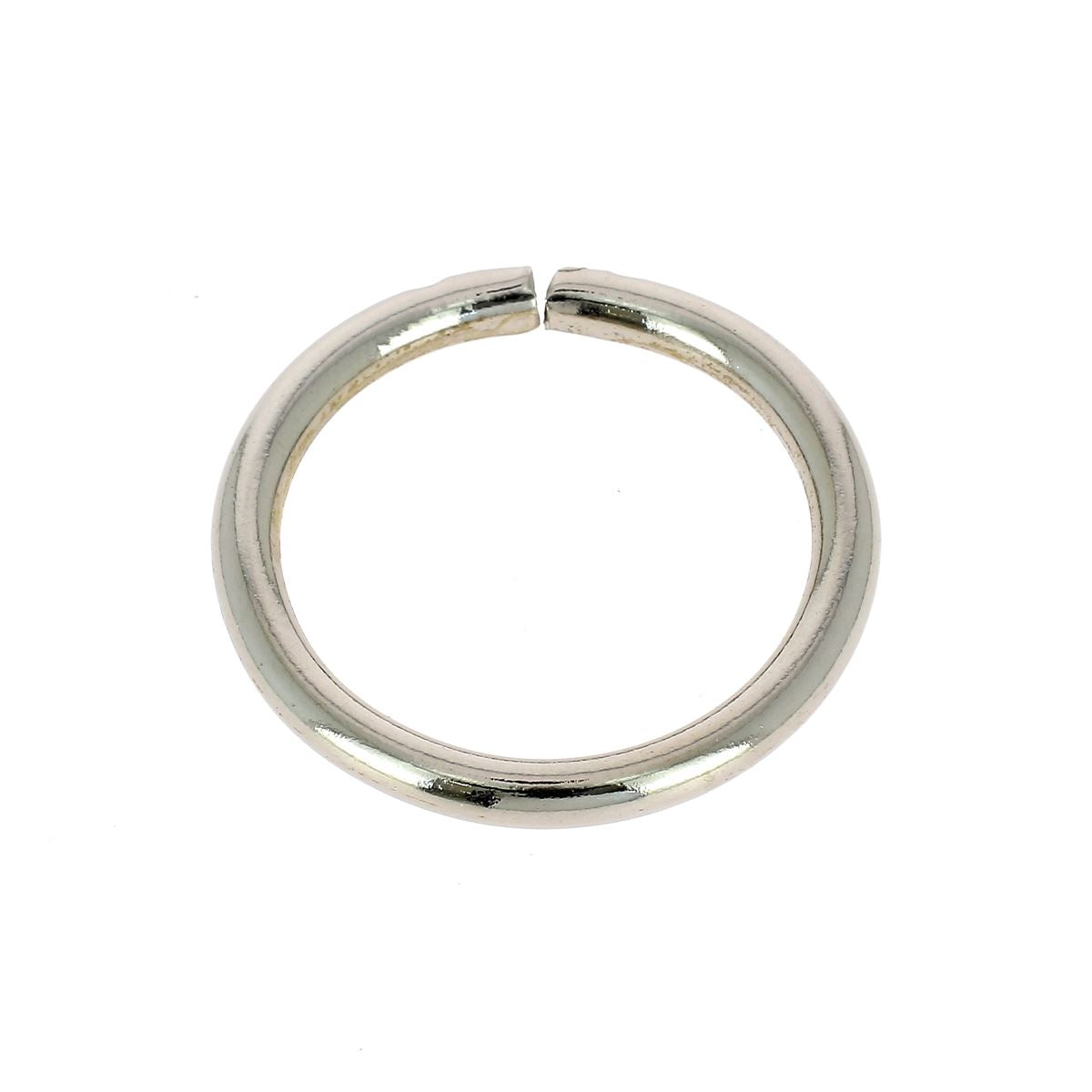 Anneau rond en acier nickelé, bouclerie pour bijoux ou artisanat, visible en gros plan sur fond neutre